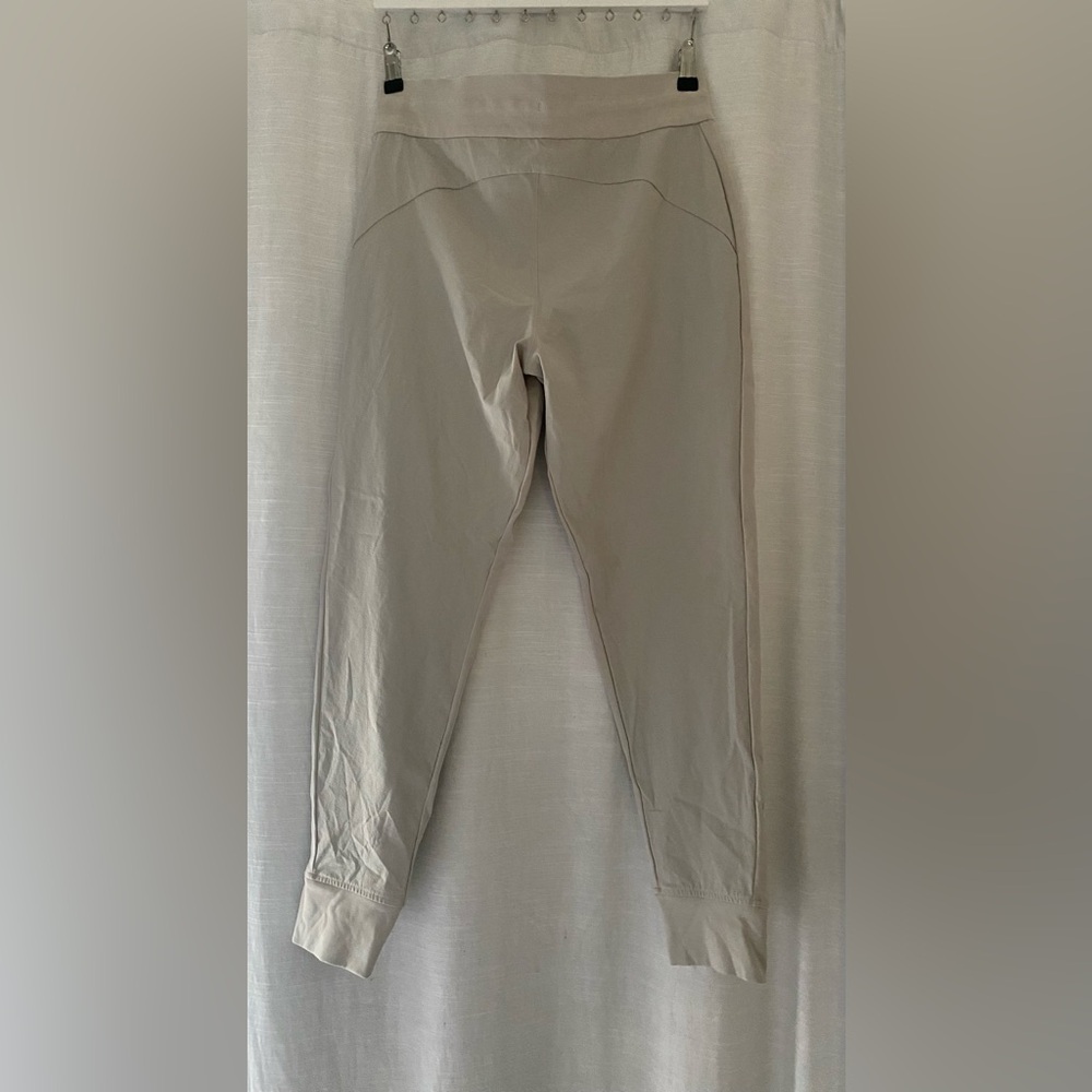 ATHLETA Size 10 Headlands Hybrid Trek Mid Rise Jogger Birch Grey - Picture 3 of 13